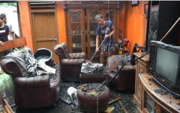 Ditinggal Penghuninya, Satu Rumah di Sei Tawar Palembang Ludes Terbakar