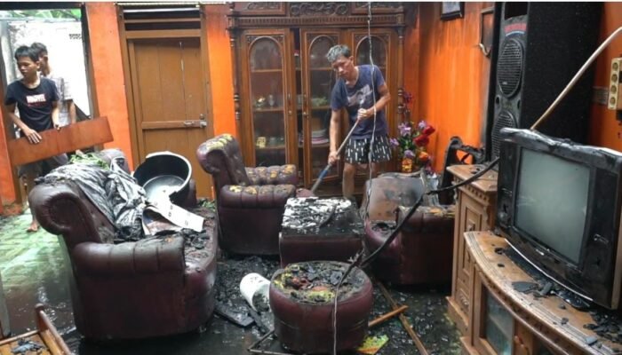 Ditinggal Penghuninya, Satu Rumah di Sei Tawar Palembang Ludes Terbakar