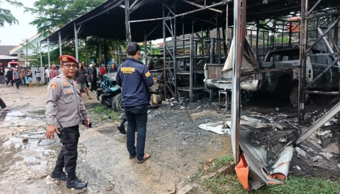 Api Melahap Bengkel Auto Clinik di Sako Palembang, Tiga Mobil dan Satu Motor Ludes Terbakar