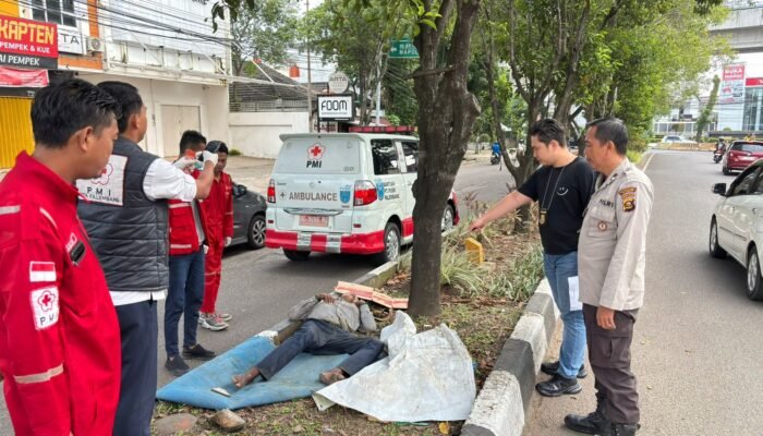 Sempat Sempoyongan, Pria Tunawisma Ditemukan Meninggal Ditaman Trotoar Jalan Sumpah Pemuda Palembang