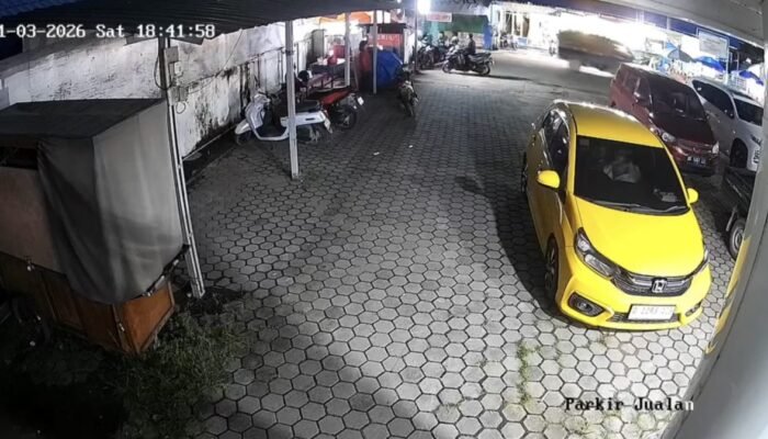 Terekam CCTV, Sepasang Sejoli di Palembang Kepergok Asyik Indehoi di Dalam Mobil di Parkiran Klinik Gigi