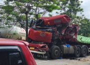Truk Trailer Hantam Tronton di Jalan Bypass Alang-alang Lebar Palembang, Arus Lalu lintas Tersendat