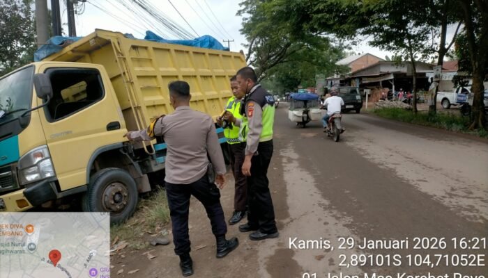 Truk Bermuatan Besi Tua Bernopol Palsu Tabrak Pelajar di Jalan AMD Palembang Hingga Kritis