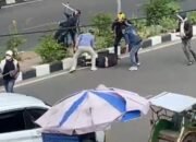 Viral Dua Kelompok Pria Saling Serang dengan Pedang di Depan PS Mall Palembang