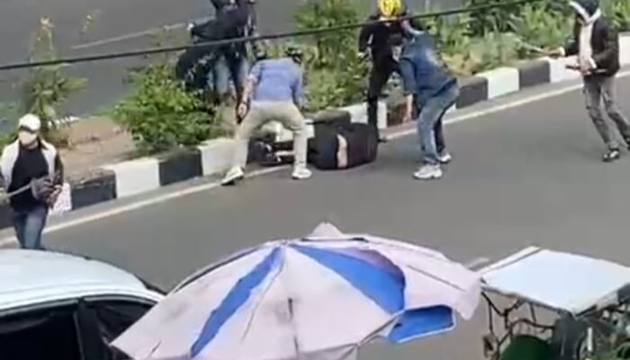 Viral Dua Kelompok Pria Saling Serang dengan Pedang di Depan PS Mall Palembang