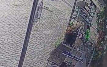 Terekam CCTV, Pria Berjaket Ojol di Palembang Maling Dua Tabung Gas Melon di Warung Makan