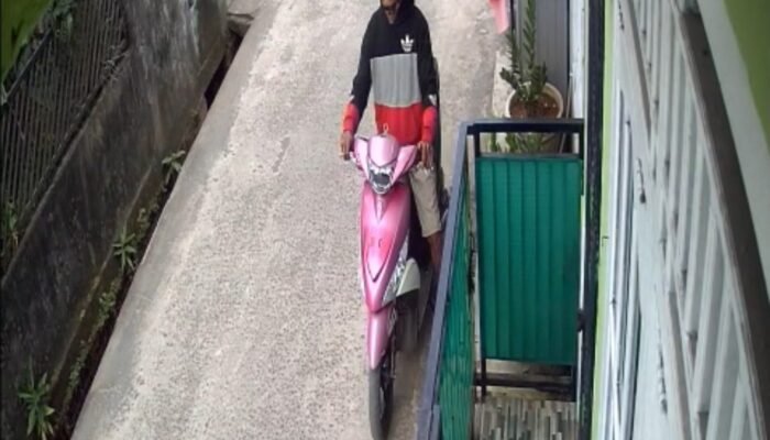 Asyik Main Handphone di Depan Warung, Bocah 11 Tahun di Palembang Jadi Korban Penjambretan