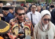 Aktor Senior Anwar Fuadi Melayat ke Rumah Duka Alex Noerdin di Jalan Merdeka Palembang