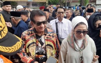 Aktor Senior Anwar Fuadi Melayat ke Rumah Duka Alex Noerdin di Jalan Merdeka Palembang