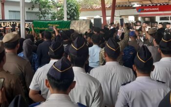 Lepas Jenazah Alex Noerdin Secara Kedinasan, Herman Deru Sebut Masyarakat Sumsel Merasa Kehilangan Atas Kepergian Almarhum