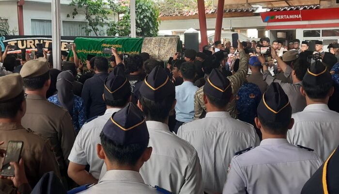 Lepas Jenazah Alex Noerdin Secara Kedinasan, Herman Deru Sebut Masyarakat Sumsel Merasa Kehilangan Atas Kepergian Almarhum