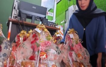 Jelang Imlek, Penjualan Parsel Pecah Belah dan Kue Kering Khas Imlek di Palembang Meningkat