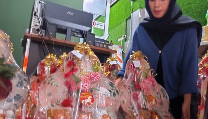 Jelang Imlek, Penjualan Parsel Pecah Belah dan Kue Kering Khas Imlek di Palembang Meningkat