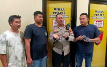 Secara Sukarela Warga Cinde Palembang Serahkan Dua Pucuk Senpi yang Lama Disimpan ke Polsek Ilir Barat I