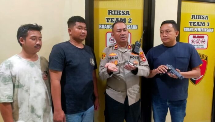 Secara Sukarela Warga Cinde Palembang Serahkan Dua Pucuk Senpi yang Lama Disimpan ke Polsek Ilir Barat I