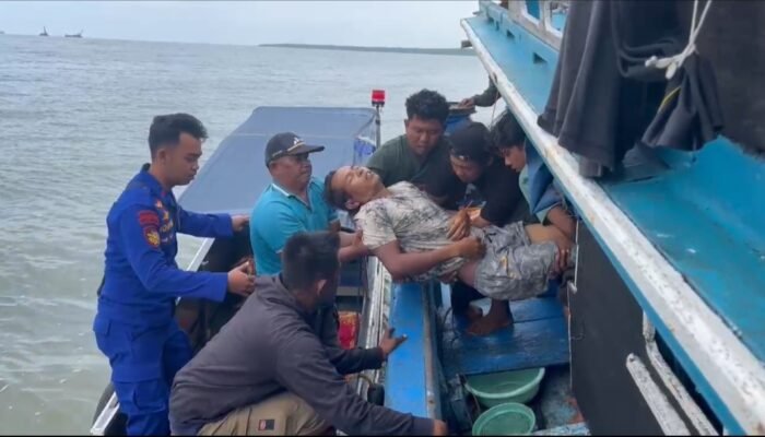 Meninggal Diatas Kapal Saat Melaut, Ambulance Apung Polairud Polda Sumsel Jemput Jenazah Nahkoda