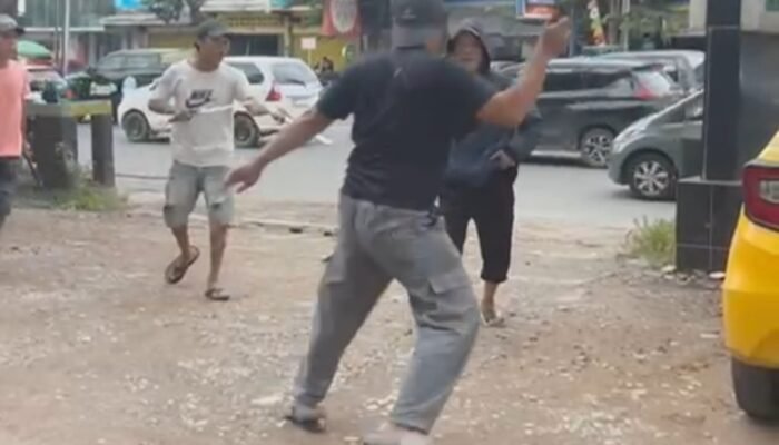 Viral Aksi Saling Serang Menggunakan Sajam di Jalan Jenderal Sudirman, Tiga Lawan Satu