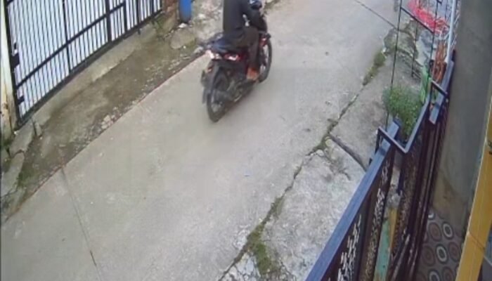Terekam CCTV, Pria Bermotor Remas Payudara Remaja Putri di Perumahan PNS Pemkot Palembang