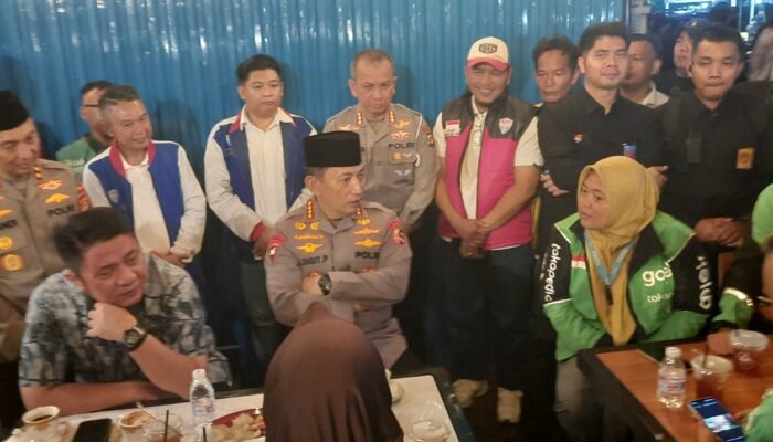 Sambangi Kedai ADO Presisi di Palembang, Kapolri Dialog dan Tampung Keluhan Pengemudi Ojol