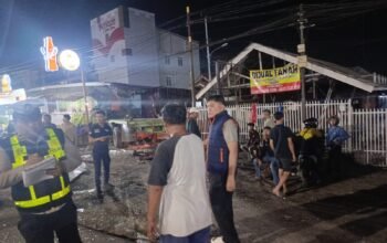 Rem Blong, Truk Kontainer Hantam Halte dan Motor Hingga Warung Sate di Jalan Demang Lebar Daun Palembang