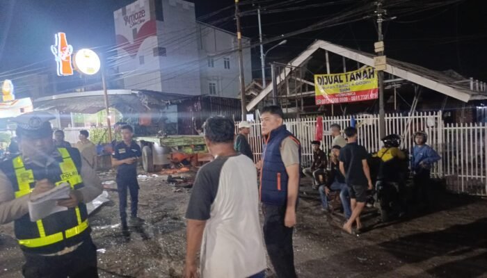 Rem Blong, Truk Kontainer Hantam Halte dan Motor Hingga Warung Sate di Jalan Demang Lebar Daun Palembang