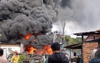 Lebaran Ketiga, Tempat Pengesolan Ban Mobil di Kelurahan Pahlawan Palembang Ludes Terbakar