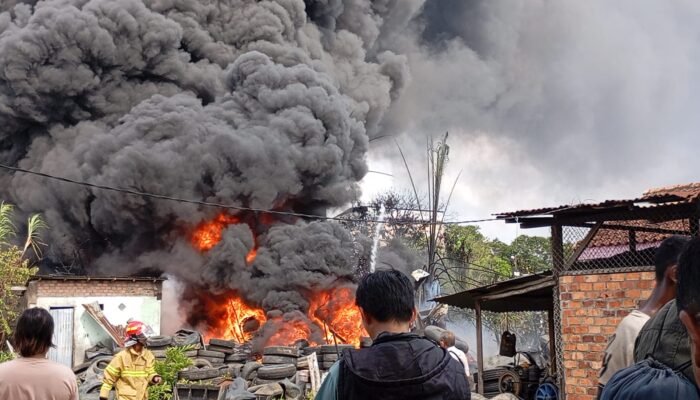 Lebaran Ketiga, Tempat Pengesolan Ban Mobil di Kelurahan Pahlawan Palembang Ludes Terbakar