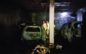 Kebakaran di Garasi Klinik Mitra Ananda Hanguskan Lima Kendaraan, Polisi Lakukan Olah TKP
