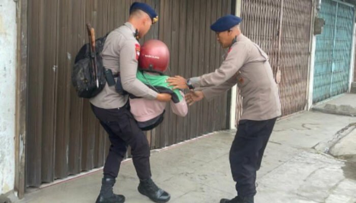 Aksi Sigap, Dansat Brimob Polda Sumsel Kombes Pol Rantau Isnur Eka Evakuasi Korban Lakalantas di Simpang Glugur Medan