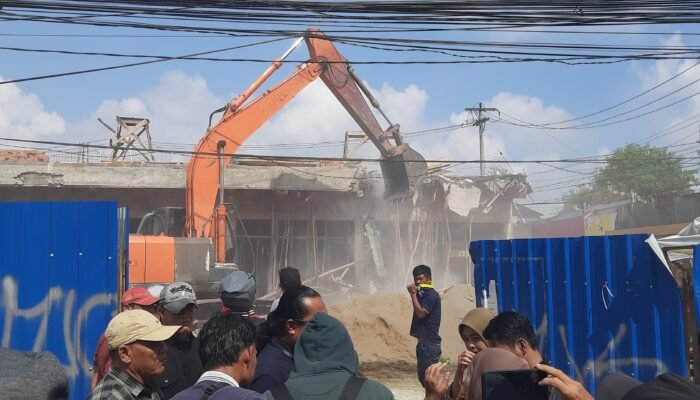 Berdiri Diatas Jalur Pipa Gas, Bangunan Ruko Milik Afat Akhirnya Dibongkar Satpol PP Kota Palembang