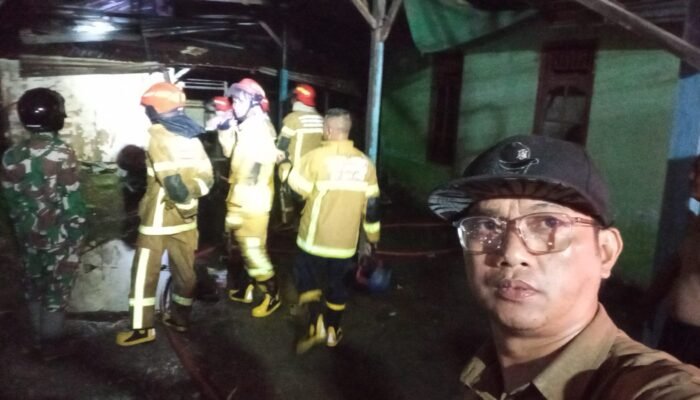 Diduga Korsleting Listrik, Rumah Kosong Milik Supriyanto di Jalan Urip Sumeharjo Palembang Ludes Terbakar