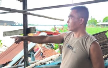 Tongkang Andalan Semesta 02 Tabrak Rumah dan Perahu Getek di Pinggir Sungai Musi, Kerugian Sekitar Rp 300 Juta