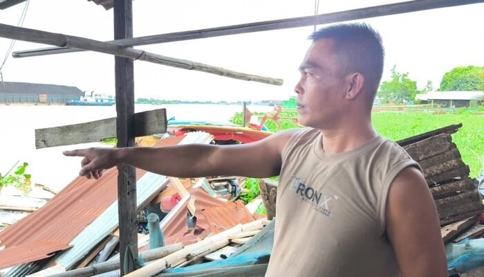 Tongkang Andalan Semesta 02 Tabrak Rumah dan Perahu Getek di Pinggir Sungai Musi, Kerugian Sekitar Rp 300 Juta