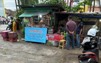 Sengaja Diparkirkan Dua Truk, Warung Tuak Samping Perumahan Grand Garden Bikin Resah Warga