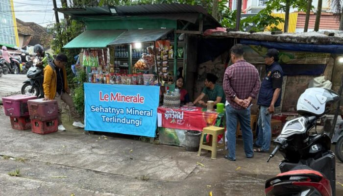 Sengaja Diparkirkan Dua Truk, Warung Tuak Samping Perumahan Grand Garden Bikin Resah Warga