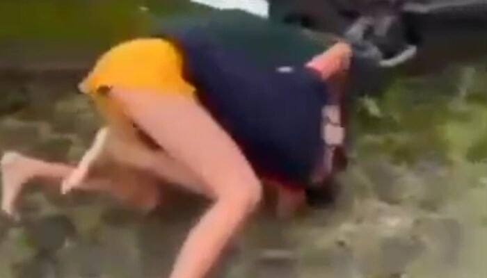 Viral Dua Remaja Putri di Palembang Duel Saling Jambak Rambut Hingga Jatuh ke Tanah