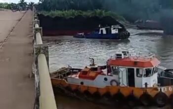 Tongkang Batubara Tabrak Tiang Jembatan PTPN VII, Warga Minta Agen PT Rizkia Armada Nusantara Bertanggung Jawab