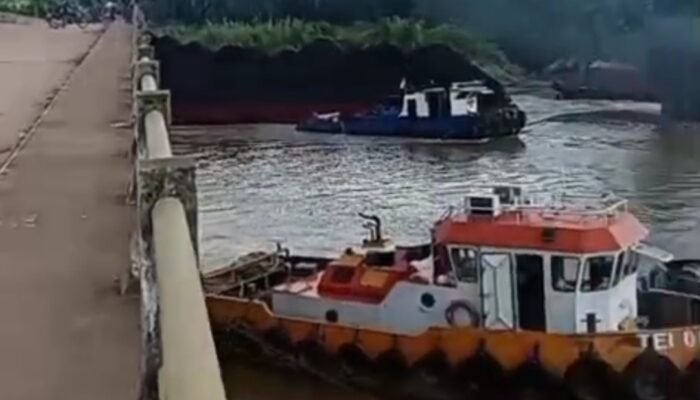 Tongkang Batubara Tabrak Tiang Jembatan PTPN VII, Warga Minta Agen PT Rizkia Armada Nusantara Bertanggung Jawab