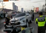Sopir Alami Microsleep, Mobil Mitsubishi Triton Hantam Tiang Lampu Merah Demang Lebar Daun Hingga Roboh
