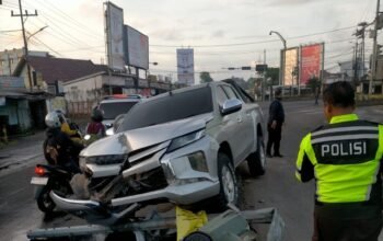 Sopir Alami Microsleep, Mobil Mitsubishi Triton Hantam Tiang Lampu Merah Demang Lebar Daun Hingga Roboh