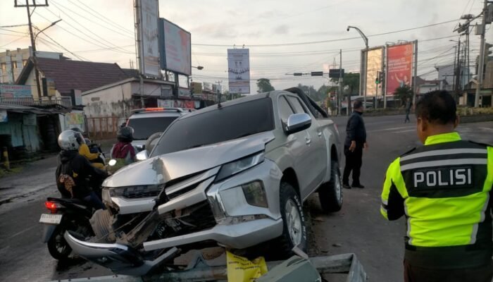 Sopir Alami Microsleep, Mobil Mitsubishi Triton Hantam Tiang Lampu Merah Demang Lebar Daun Hingga Roboh