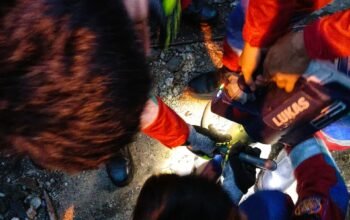 Ambil Bola Jatuh, Bocah 8 Tahun Terjepit Diselokan, Tim Rescue Damkar Palembang Turun Tangan