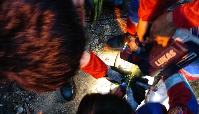 Ambil Bola Jatuh, Bocah 8 Tahun Terjepit Diselokan, Tim Rescue Damkar Palembang Turun Tangan