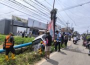 Mobil Innova Tjia Lian Ting Terperosok di Jalan Taqwa Mata Merah Palembang Timpa Pipa Air PDAM