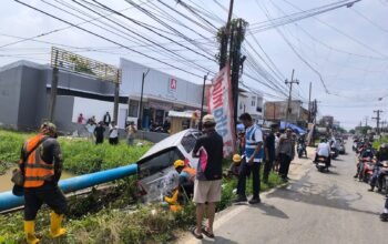 Mobil Innova Tjia Lian Ting Terperosok di Jalan Taqwa Mata Merah Palembang Timpa Pipa Air PDAM