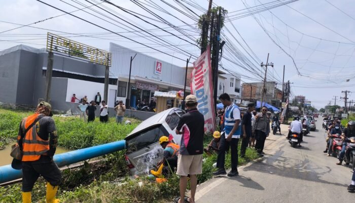 Mobil Innova Tjia Lian Ting Terperosok di Jalan Taqwa Mata Merah Palembang Timpa Pipa Air PDAM