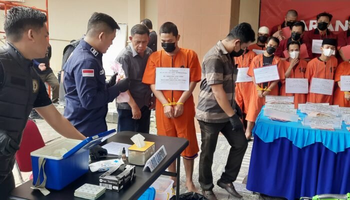 Dihadapan Puluhan Tersangka, Ditresnarkoba Polda Sumsel Musnahkan Barang Bukti Senilai Rp 2,49 Miliar
