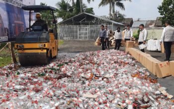 Dilindas Alat Berat, 20.088 Botol Miras Oplosan Hasil Ungkap Kasus di Banyuasin Dimusnahkan