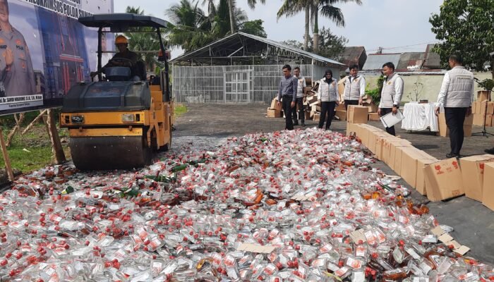Dilindas Alat Berat, 20.088 Botol Miras Oplosan Hasil Ungkap Kasus di Banyuasin Dimusnahkan