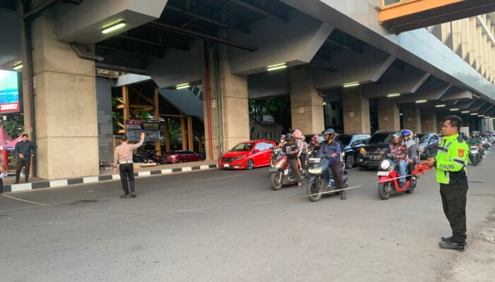 Hilang Kendali Fortuner Tabrak Dua Motor dan Angkot di Depan Pasar Cinde, 1 Orang Tewas